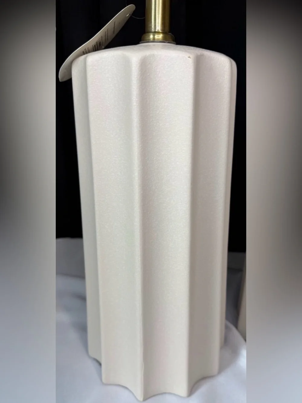 Threshold ceramic table
